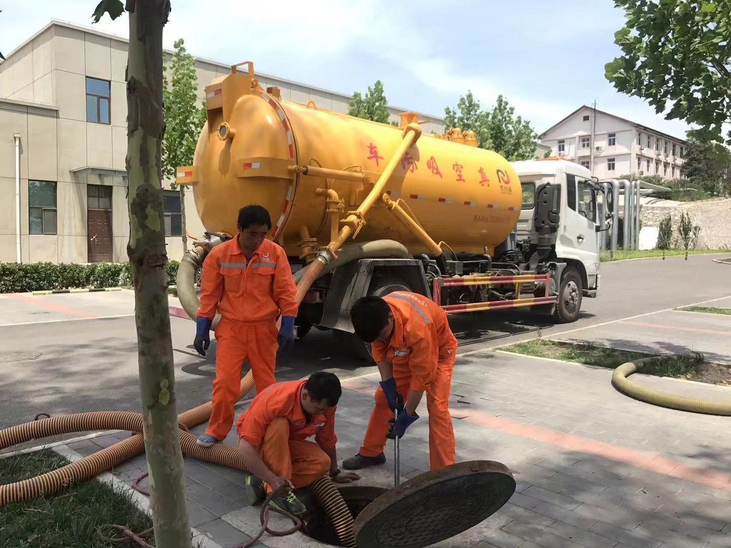 盘山管道疏通车停在窨井附近