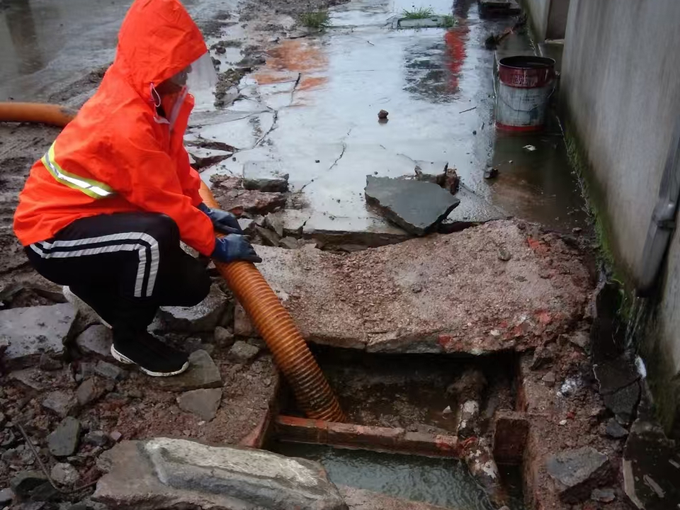 盘山专业清理污水池 炜誉市政以规范流程守护城市 “肠道”